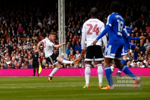 29/04/2017. Fulham v Brentford. Fulham’s Tom CAIRNEY shoots
